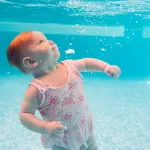 Bebè in acqua: i benefici del nuoto neonatale