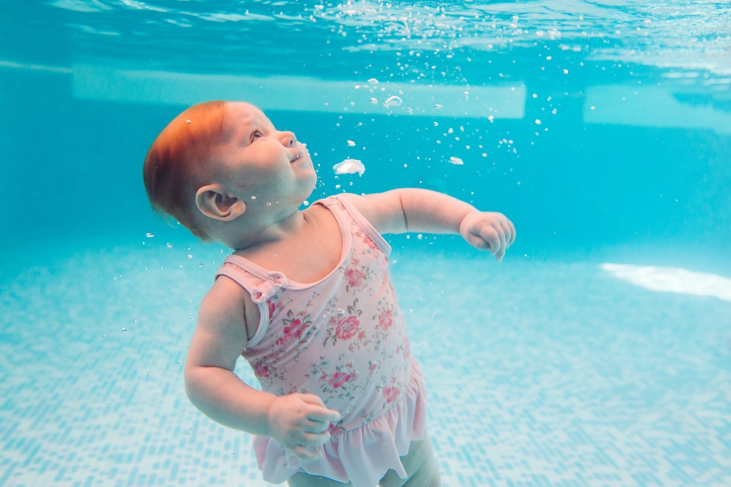Bebè in acqua: i benefici del nuoto neonatale
